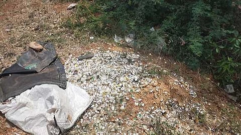 குப்பையாக கொட்டப்பட்டுள்ள மருத்துவக் கழிவுப் பொருள்கள்.