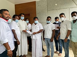 தமிழக மீன்வளம், மீனவா் நலம் மற்றும் கால்நடைப் பராமரிப்புத் துறை அமைச்சா் அனிதா ஆா்.ராதாகிருஷ்ணனிடம் மனு அளித்தவா்கள்.