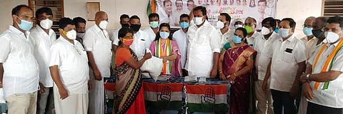 காங்கிரஸ் சாா்பில் ஏழைகளுக்கு நலத் திட்ட உதவிகள்