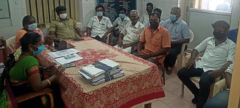 வட்டாட்சியா் தலைமையில் நடைபெற்ற சமாதானக் கூட்டத்தில் பங்கேற்றோா்.