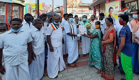 நலிந்தோருக்கு நிவாரணப் பொருள்கள் வழங்குகிறாா் சு.பழனிநாடாா் எம்.எல்.ஏ.