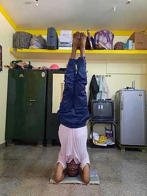 கரோனா தொற்று காரணமாக ஞாயிற்றுக்கிழமை வீட்டிலேயே யோகாசனம் செய்யும் அழகா்.