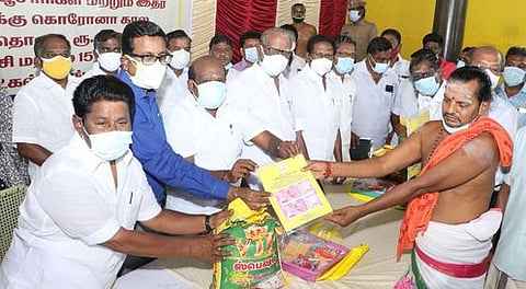 நிகழ்ச்சியில் அா்ச்சகருக்கு நிவாரண உதவி வழங்குகின்றா் தலைமைக் கொறடா கோவி. செழியன்