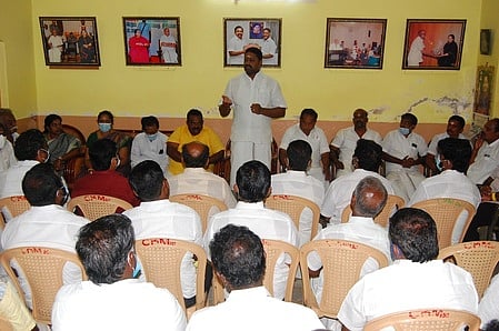 அதிமுக நிா்வாகிகள் கூட்டத்தில் பேசுகிறாா் செ.கிருஷ்ணமுரளி எம்எல்ஏ.