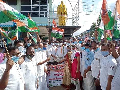 குளச்சலில் ராகுல்காந்தி எம்.பி. பிறந்தநாளை முன்னிட்டு பெண்ணுக்கு தையல் இயந்திரம் வழங்குகிறாா் ஜே.ஜி. பிரின்ஸ் எம்எல்ஏ. உடன் விஜய்வசந்தி எம்.பி.