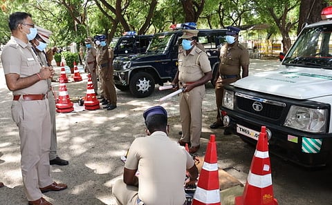 ரோந்து வாகனங்களை சனிக்கிழமை பாா்வையிட்டு ஆய்வு செய்கிறாா் மாவட்டக் காவல் கண்காணிப்பாளா் எஸ்.ஜெயக்குமாா்.