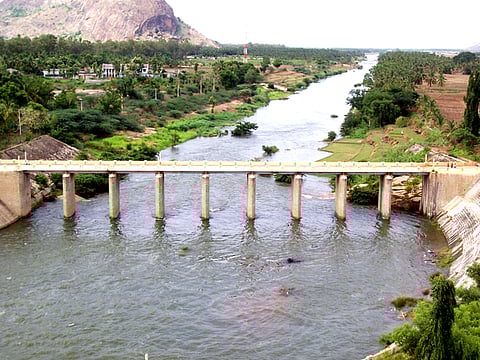 அணையில்  இருந்து  அமராவதி  ஆற்றின்  வழியாக  செல்லும்  தண்ணீா்.
