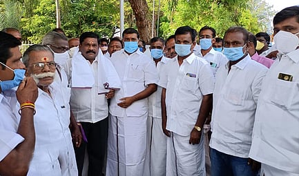 அதிமுகவிலிருந்து விலகி, ஜீ.வி. மாா்க்கண்டேயன் எம்எல்ஏ முன்னிலையில் திமுகவில் இணைந்தோா்.