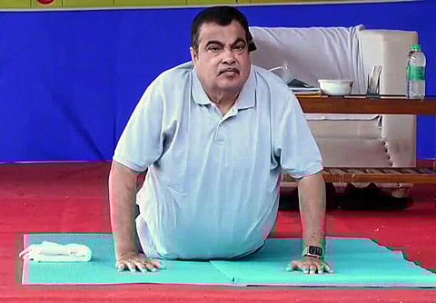 பெருந்தொற்றுக் காலத்தில் யோகா நம்பிக்கை ஒளியாக எப்போதும் திகழ்கிறது.  இந்நிலையில் சர்வதேச யோகா தினத்தை முன்னிட்டு நாக்பூரில் யோகா பயிற்சி செய்த மத்திய சாலை போக்குவரத்துத் துறை அமைச்சர் நிதின் கட்கரி.