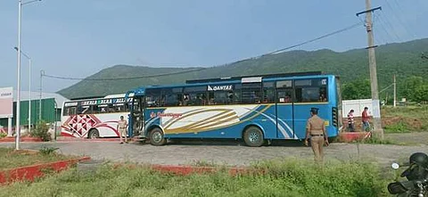 மேற்கு வங்கத்திலிருந்து 3 பேருந்துகளில் கூலித்தொழிலாளர்கள்