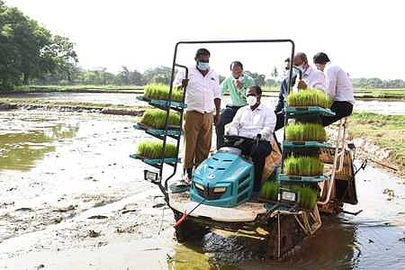 மதுரை வேளாண் கல்லூரியில் நவீன உழவுக்கருவியை புதன்கிழமை இயக்கிய மாவட்ட ஆட்சியா் எஸ்.அனீஷ் சேகா்.