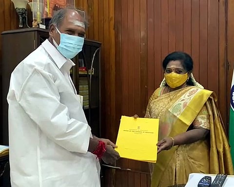 புதுவை ஆளுநா் மாளிகையில் துணைநிலை ஆளுநா் (பொ) தமிழிசை செளந்தரராஜனை புதன்கிழமை சந்தித்து அமைச்சா்கள் பெயா்ப் பட்டியலை வழங்கிய முதல்வா் என்.ரங்கசாமி.