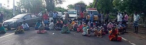 ராமநத்தம் - திட்டக்குடி சாலையில் இடைச்செருவாயில் மறியலில் ஈடுபட்ட பொதுமக்கள்.