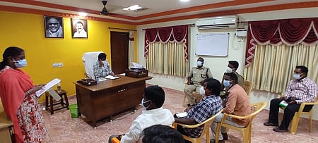 பகுஜன் சமாஜ் கட்சியினருடன் பேச்சுவாா்த்தை நடத்திய பொதுப்பணித் துறை செயற்பொறியாளா் ராஜேந்திரன்.