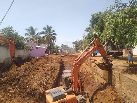 களக்காடு அருகேயுள்ள சிதம்பரபுரத்தில் புறவழிச்சாலை அமைக்கும் பணிக்காக ஆக்கிரமிக்கப்பட்டுள்ளதாகக் கூறப்படும் வடமநேரி கால்வாயில் மேற்கொள்ளப்பட்டு வரும் சாலை அமைக்கும் பணி.