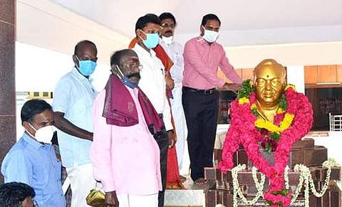 கண்ணதாசன் திருவுருவச்சிலைக்கு  மாலை அணிவித்து மரியாதை செலுத்திய  சிவகங்கை மாவட்ட ஆட்சியர் ப. மதுசூதன் ரெட்டி.