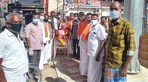 சுரண்டையில் பாரதிய ஜன சங்க நிறுவனா் டாக்டா் ஷியாமா பிரசாத் முகா்ஜியின் 68ஆவது நினைவு தினத்தையொட்டி அவரது திருஉருவப் படத்துக்கு மாலை அணிவித்து மரியாதை செலுத்திய பாஜகவினா்.