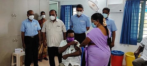 சிப்காட்டில்  மாற்றுத் திறனாளிகளுக்கான  தடுப்பூசி  முகாமைத் தொடக்கி வைத்துப் பாா்வையிட்ட  மாவட்ட  வருவாய்  அலுவலா்  ம.ஜெயச்சந்திரன்.