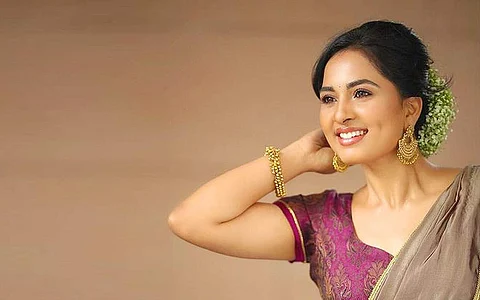 முதலில் துணை நடிகையாக நடித்து வந்த சிருஷ்டி டாங்கே, மேகா படம் நடித்ததின் மூலம் நாயகியாக அறிமுகமானார்.