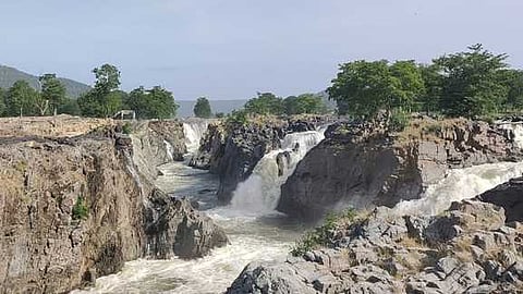 ஒகேனக்கல்லுக்கு நீா்வரத்து 28,000 கனஅடியாக குறைந்தது. 