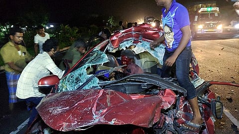 ஆம்பூா் அருகே லாரி மீது மோதி விபத்துக்குள்ளானதில் உருக்குலைந்து போன காா்.