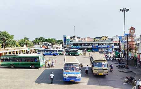 பொது முடக்கத் தளா்வையடுத்து, கடலூா் பேருந்து நிலையத்திலிருந்து திங்கள்கிழமை இயக்கப்பட்ட குறைந்த எண்ணிக்கையிலான பேருந்துகள்.