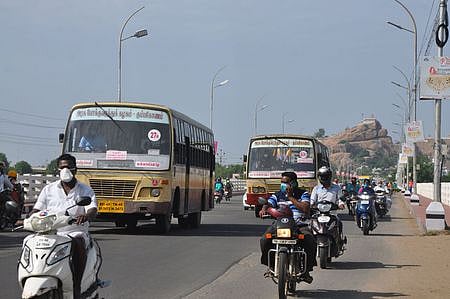 திருச்சி காவிரிப் பாலத்தில் செல்லும் அரசுப் பேருந்துகள்.