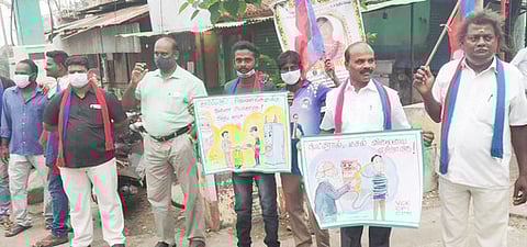 குடியாத்தத்தில்  ஆா்ப்பாட்டத்தில்  ஈடுபட்ட  விடுதலைச்  சிறுத்தைகள்  கட்சியினா்.