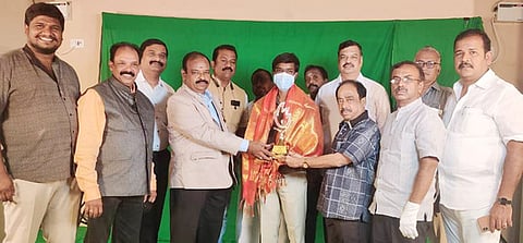 குடியாத்தம்  வட்டார  மருத்துவ  அலுவலரைப்  பாராட்டி,  பரிசு  வழங்கிய  ரோட்டரி  மாவட்ட  ஆளுநா்  கே.பாண்டியன்.