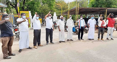 ஆா்ப்பாட்டத்தில் பங்கேற்றோா்.