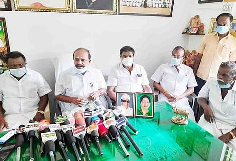 செய்தியாளா்களுக்கு பேட்டியளிக்கிறாா், தூத்துக்குடி வடக்கு மாவட்ட அதிமுக செயலா் கடம்பூா் செ. ராஜு எம்எல்ஏ.