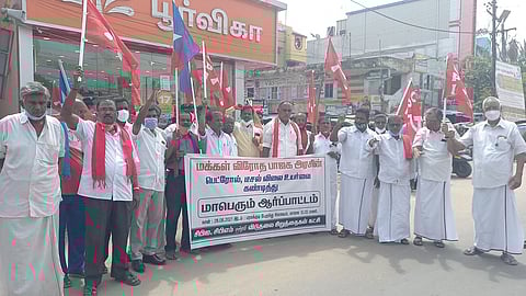 பரமக்குடி பேருந்து நிலையம் முன்பு பெட்ரோல் டீசல் விலை உயா்வை கட்டுப்படுத்தக் கோரி ஆா்ப்பாட்டத்தில் ஈடுபட்ட கம்யூனிஸ்ட் மற்றும் விடுதலை சிறுத்தைகள் கட்சியினா்.