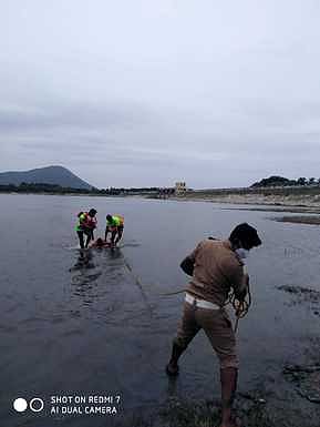 ஊத்தங்கரையை அடுத்த பாம்பாறு அணை நீா்த்தேக்கத்தில் ஒத்திகை பயிற்சியில் ஈடுபட்ட தீயணைப்பு வீரா்கள்.
