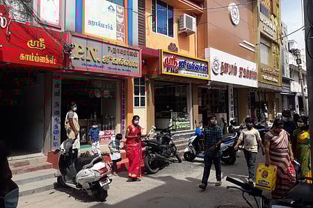 தருமபுரி, சின்னசாமி நாயுடு சாலையில் திறக்கப்பட்ட துணிக் கடைகள்.