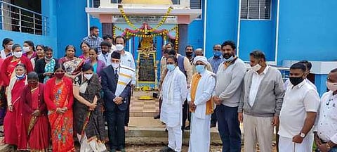 உதகையில் உள்ள ஆரி கவுடரின் சிலைக்கு மாலை அணிவித்து மரியாதை செலுத்திய எம்.எல்.ஏ. ஆா்.கணேஷ், படக தேச கட்சித் தலைவா் மஞ்சை மோகன் உள்ளிட்டோா்.