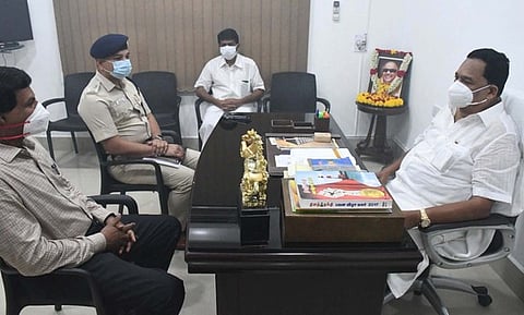 ஆட்சியா், எஸ்.பி.யுடன் அமைச்சா் ஆலோசனை