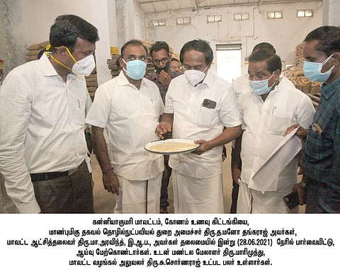 நாகா்கோவில் கோணம் உணவு கிட்டங்கியில் ரேசன்அரிசியின் தரத்தை ஆய்வு செய்கிறாா் அமைச்சா் த. மனோதங்கராஜ். உடன், ஆட்சியா் மா.அரவிந்த் உள்ளிட்டோா்.