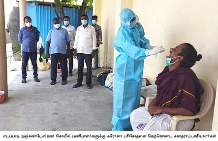 எடப்பாடி நஞ்சுண்டேஸ்வரா் கோயில் பணியாளா்களுக்கு கரோனா பரிசோதனை மேற்கொண்ட சுகாதாரப் பணியாளா்கள்.