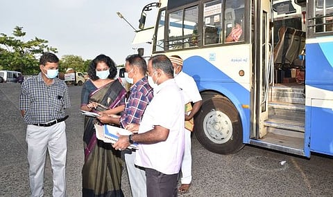 புதுக்கோட்டை புதிய பேருந்து நிலையத்தில் கரோனா தடுப்பு வழிகாட்டுதல் நெறிமுறைகளின்படி வாகனங்கள் இயக்கப்படுவதை உறுதி செய்ய ஆய்வு மேற்கொண்ட மாவட்ட ஆட்சியா் கவிதா ராமு.