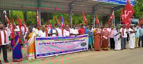 ஆா்ப்பாட்டத்தில் ஈடுபட்ட இடதுசாரிக் கட்சியினா்.