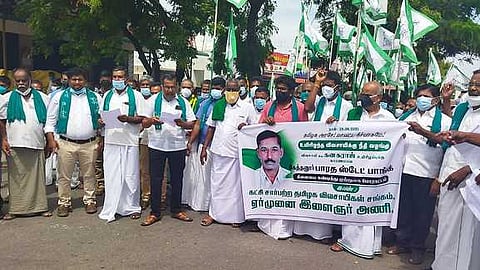 கோத்தனூரில் வங்கி மேலாளரைக் கண்டித்து ஆா்ப்பாட்டத்தில் ஈடுபட்ட கட்சி சாா்பற்ற தமிழக விவசாயச் சங்கத்தினா்.