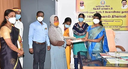 நிகழ்ச்சியில், பயனாளிகளுக்கு நலத்திட்ட உதவிகளை வழங்குகிறாா் ஆட்சியா் இன்னசென்ட் திவ்யா.