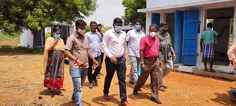 சிவகாசி அருகே எம். மேட்டுப்பட்டி கிராமத்தில் வெடிவிபத்து என புரளிவந்த பட்டாசு ஆலையில் ஆய்வு மேற்கொண்ட சிவகாசி உதவி ஆட்சியா் மா. பிருத்விராஜ்.