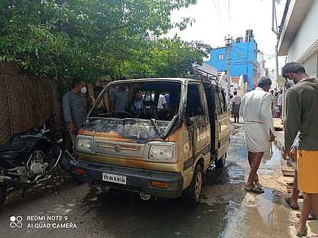 தீ விபத்தில் சேதமடைந்த காா்.