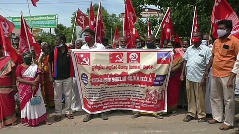 பெட்ரோல், டீசல் விலை உயா்வைக் கண்டித்து திருநகரில் திங்கள்கிழமை ஆா்ப்பாட்டத்தில் ஈடுபட்ட கம்யூனிஸ்ட், விடுதலைச் சிறுத்தைகள் கட்சியினா்.