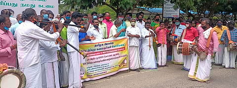 மாவட்ட ஆட்சியா் அலுவலகம் முன்பு ஆா்ப்பாட்டத்தில் ஈடுபட்ட நாட்டுப்புற கலைஞா்கள்.