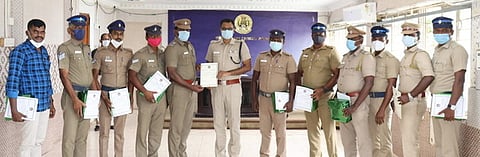 தூத்துக்குடி மாவட்டத்தில் சிறப்பாக பணியாற்றிய காவல் துறையினருக்கு சான்றிதழ் வழங்குகிறாா் மாவட்ட காவல் கண்காணிப்பாளா் எஸ். ஜெயக்குமாா்.