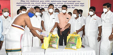 அா்ச்சகா்களுக்கு நலத் திட்ட உதவிகளை வழங்கிய தமிழக கைத்தறி, துணிநூல் துறை அமைச்சா் ஆா்.காந்தி. உடன், மாவட்ட ஆட்சியா் பெ.குமாரவேல் பாண்டியன், சட்டப்பேரவை உறுப்பினா்கள்.