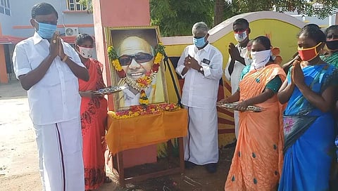 இளையான்குடி வடக்கு ஒன்றியத்தில் திமுகவினர் கருணாநிதி உருவப்படத்திற்கு மாலை அணிவித்து பொதுமக்களுக்கு இனிப்பு வழங்கினர்.