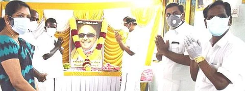 முன்னாள் முதல்வர் மு.கருணாநிதியின் பிறந்தநாளையொட்டி சங்ககிரி திமுக ஒன்றிய அலுவலக வளாகத்தில் அவரது உருவப்படத்திற்கு டி.எம்.செல்வகணபதி, நிர்வாகிகள் மலர் தூவி மரியாதை செலுத்தினர். 